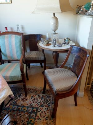 des chaises et une table dans une pièce sur laquelle est posée une lampe