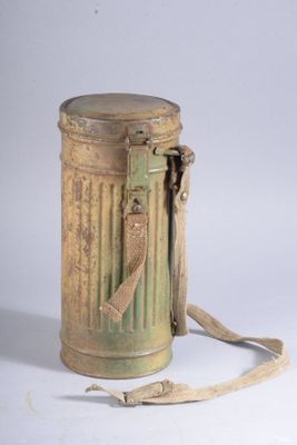 une vieille boîte en fer-blanc munie d'une lanière
