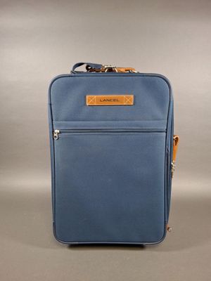 l'arrière d'une valise bleue munie d'une poignée marron