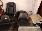 trois fauteuils en cuir noir et une table en verre dans une pièce