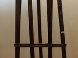 une chaise en bois posée sur un parquet en bois dur