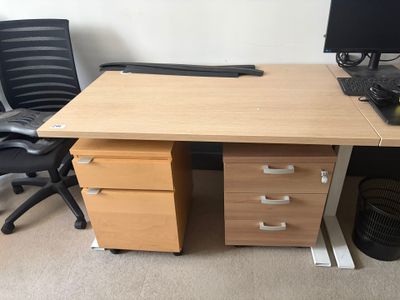 un bureau avec deux tiroirs et un ordinateur posé dessus