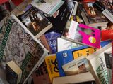 une pile de livres posée sur une chaise rouge