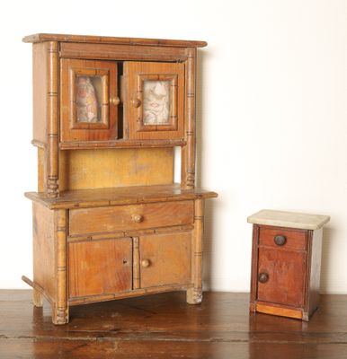 une petite armoire en bois et une petite boîte en bois posées par terre