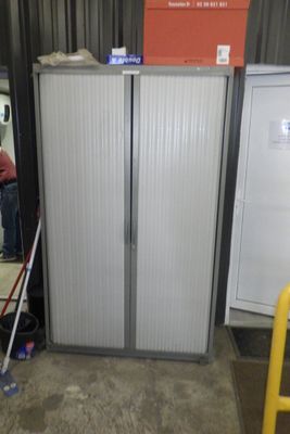 une photo d'une grande armoire de rangement dans un entrepôt