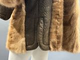 une photo d'un manteau de fourrure pour femme sur un mannequin