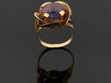 une bague en améthorate et en or sertie d'un gros améthorate