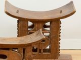 deux tabourets en bois placés l'un à côté de l'autre sur un parquet en bois dur