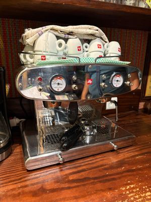 une machine à café posée sur une table en bois