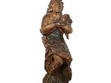 statue en bois représentant un homme tenant un oiseau, sur fond blanc