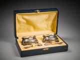 lot de deux théières et cuillères plaquées argent, présentées dans un coffret noir
