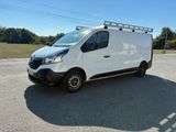 la camionnette blanche est garée sur le côté de la route