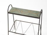 un banc sur lequel se trouve un porte-revues, dans la neige