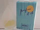 un flacon de parfum posé sur un comptoir