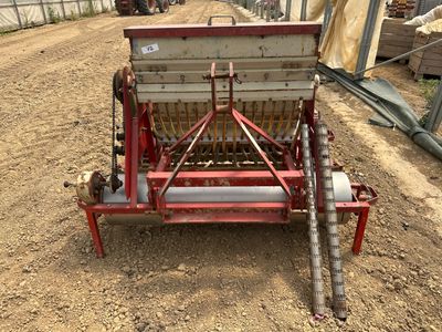 une photo d'une machine agricole dans la boue
