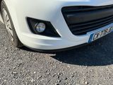 une voiture blanche garée sur le bord de la route