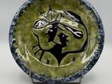 une photo d'une assiette en céramique sur laquelle figure un cheval