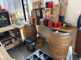 une pièce dont les étagères sont bien remplies