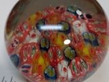 une boule de verre ornée de nombreux motifs colorés