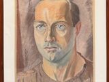 portrait d'un homme en chemise marron, dans un cadre en bois