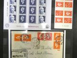 une photo d'une collection de timbres exposée dans une vitrine