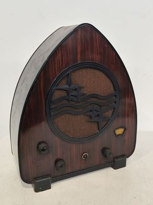 une vieille radio posée sur une table
