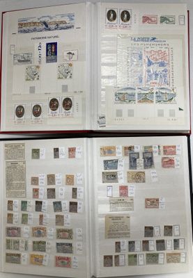 beaucoup de timbres sur les pages d'un livre
