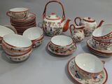 de nombreuses tasses et soucoupes posées sur une table