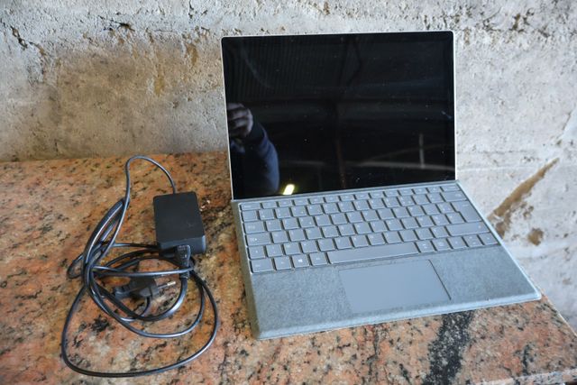 Tablette Windows avec chargeur, écran cassé. Fonctionne