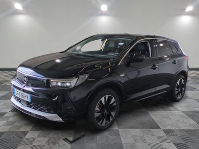 La nouvelle Toyota RAV est garée dans le showroom de la concession Toyota.