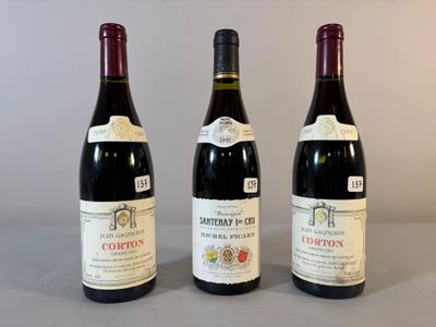 trois bouteilles de vin posées l'une à côté de l'autre sur une table