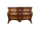 une image représentant une commode ornée de motifs dorés