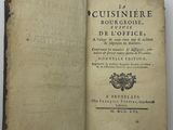 un livre ouvert sur lequel figurent un blason et une couronne