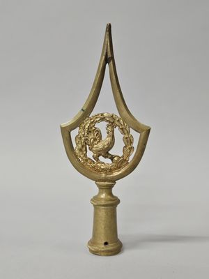 une image représentant une statue en or d'un oiseau portant une couronne sur la tête