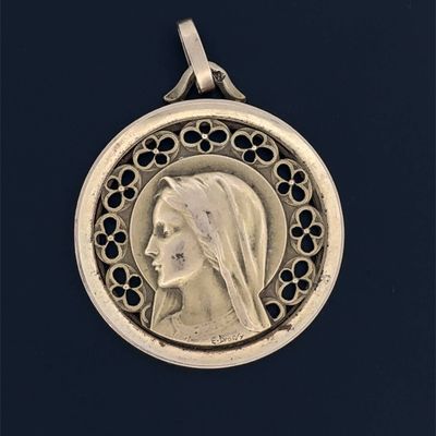 un gros plan d'une médaille d'argent sur laquelle figure le visage d'une femme