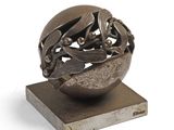sculpture en bronze représentant une sphère ornée de feuilles, posée sur un socle en marbre