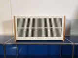 un petit climatiseur posé sur une table bleue