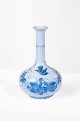 BACCARAT Vase en verre opalin à décor peint de volatiles et …