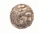 une vieille pièce d'argent avec un visage de femme dessus