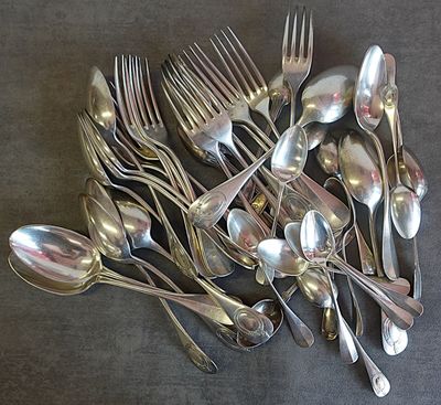 beaucoup de cuillères et de fourchettes en argent sur la table