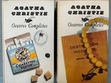 deux paquets de cigarettes et un livre sur la table