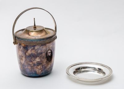 Un seau à glace en métal argenté à décor de palmettes, style…