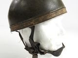un vieux casque posé sur la tête d'un mannequin, sur une surface blanche