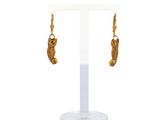 gros plan d'une paire de boucles d'oreilles sur un support