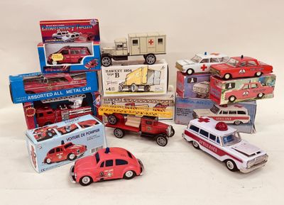 de nombreux types de voitures et de camions sur la table