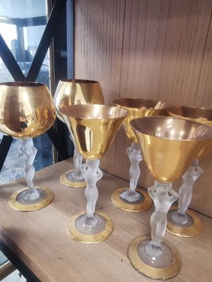 TRAVAIL ETRANGER Suite de six verres à pied en verre moulé à…