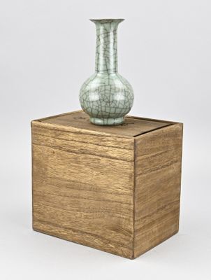 un vase posé sur une caisse en bois