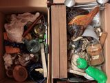 une boîte remplie d'objets divers