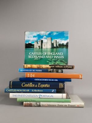 plusieurs livres sont empilés sur une table