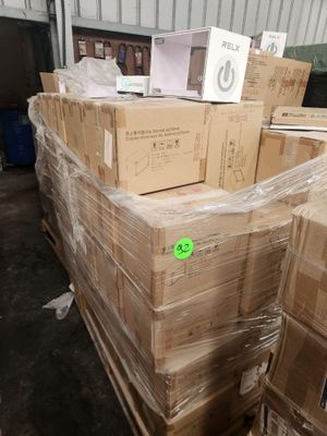 de nombreux cartons empilés les uns sur les autres dans un entrepôt